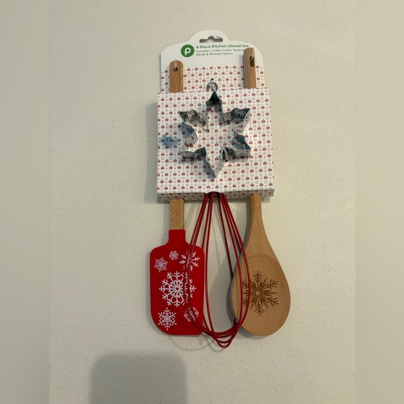 Holiday Kitchen Utensil Set with Snowflake Design - Picture 1 of 3